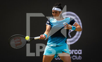 2022-06-16 - Ons Jabeur of Tunisia in action against Alycia Parks of the United States during the second round of the 2022 bett1Open WTA 500 tennis tournament on June 16, 2022 at Rot-Weiss Tennis Club in Berlin, Germany - TENNIS - WTA - 2022 BETT1OPEN - INTERNATIONALS - TENNIS