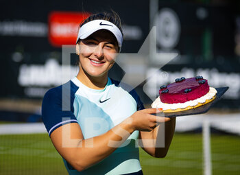 2022-06-16 - Bianca Andreescu of Canada poses with her birthday cake after the second round of doubles at the 2022 bett1Open WTA 500 tennis tournament on June 16, 2022 at Rot-Weiss Tennis Club in Berlin, Germany - TENNIS - WTA - 2022 BETT1OPEN - INTERNATIONALS - TENNIS