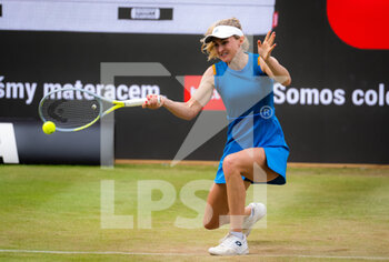 2022-06-17 - Aliaksandra Sasnovich of Belarus in action against Ons Jabeur of Tunisia during the quarter-final of the 2022 bett1Open WTA 500 tennis tournament on June 17, 2022 at Rot-Weiss Tennis Club in Berlin, Germany - TENNIS - WTA - 2022 BETT1OPEN - INTERNATIONALS - TENNIS