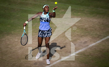 2022-06-18 - Coco Gauff of the United States in action against Ons Jabeur of Tunisia during the semi-final of the 2022 bett1Open WTA 500 tennis tournament on June 18, 2022 at Rot-Weiss Tennis Club in Berlin, Germany - TENNIS - WTA - 2022 BETT1OPEN - INTERNATIONALS - TENNIS