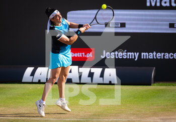 2022-06-18 - Ons Jabeur of Tunisia in action against Coco Gauff of the United States during the semi-final of the 2022 bett1Open WTA 500 tennis tournament on June 18, 2022 at Rot-Weiss Tennis Club in Berlin, Germany - TENNIS - WTA - 2022 BETT1OPEN - INTERNATIONALS - TENNIS