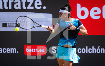 2022-06-18 - Ons Jabeur of Tunisia in action against Coco Gauff of the United States during the semi-final of the 2022 bett1Open WTA 500 tennis tournament on June 18, 2022 at Rot-Weiss Tennis Club in Berlin, Germany - TENNIS - WTA - 2022 BETT1OPEN - INTERNATIONALS - TENNIS