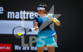 2022-06-19 - Ons Jabeur of Tunisia in action against Belinda Bencic of Switzerland during the final of the 2022 bett1Open WTA 500 tennis tournament on June 19, 2022 at Rot-Weiss Tennis Club in Berlin, Germany - TENNIS - WTA - 2022 BETT1OPEN - INTERNATIONALS - TENNIS