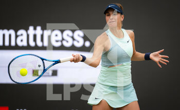 2022-06-19 - Belinda Bencic of Switzerland in action against Ons Jabeur of Tunisia during the final of the 2022 bett1Open WTA 500 tennis tournament on June 19, 2022 at Rot-Weiss Tennis Club in Berlin, Germany - TENNIS - WTA - 2022 BETT1OPEN - INTERNATIONALS - TENNIS