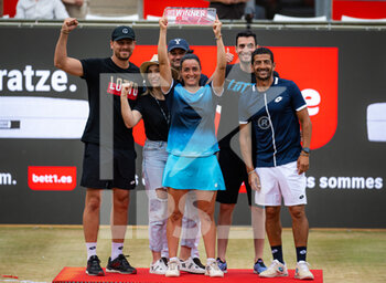 2022-06-19 - Ons Jabeur of Tunisia and her team pose with the champions trophy after winning the final against Belinda Bencic of Switzerland at the 2022 bett1Open WTA 500 tennis tournament on June 19, 2022 at Rot-Weiss Tennis Club in Berlin, Germany - TENNIS - WTA - 2022 BETT1OPEN - INTERNATIONALS - TENNIS