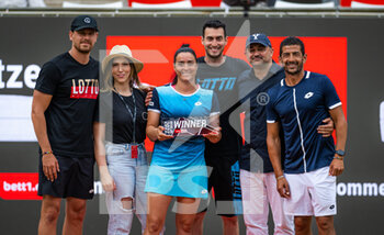 2022-06-19 - Ons Jabeur of Tunisia and her team pose with the champions trophy after winning the final against Belinda Bencic of Switzerland at the 2022 bett1Open WTA 500 tennis tournament on June 19, 2022 at Rot-Weiss Tennis Club in Berlin, Germany - TENNIS - WTA - 2022 BETT1OPEN - INTERNATIONALS - TENNIS