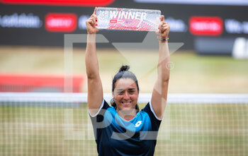 2022-06-19 - Ons Jabeur of Tunisia poses with champions trophy after winning the final against Belinda Bencic of Switzerland at the 2022 bett1Open WTA 500 tennis tournament on June 19, 2022 at Rot-Weiss Tennis Club in Berlin, Germany - TENNIS - WTA - 2022 BETT1OPEN - INTERNATIONALS - TENNIS