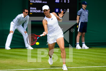 2022-06-27 - Anhelina Kalinina of Ukraine in action against Anna Bondar of Hungary during the first round of the 2022 Wimbledon Championships, Grand Slam tennis tournament on June 27, 2022 at All England Lawn Tennis Club in Wimbledon near London, England - TENNIS - WIMBLEDON 2022 - INTERNATIONALS - TENNIS
