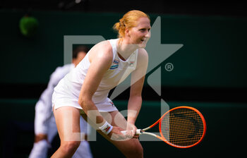 2022-06-27 - Alison Van Uytvanck of Belgium in action against Emma Raducanu of Great Britain during the first round of the 2022 Wimbledon Championships, Grand Slam tennis tournament on June 27, 2022 at All England Lawn Tennis Club in Wimbledon near London, England - TENNIS - WIMBLEDON 2022 - INTERNATIONALS - TENNIS