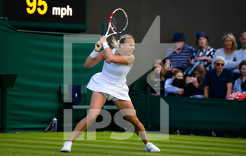 2022-06-27 - Anett Kontaveit of Estonia in action against Bernarda Pera of United States during the first round of the 2022 Wimbledon Championships, Grand Slam tennis tournament on June 27, 2022 at All England Lawn Tennis Club in Wimbledon near London, England - TENNIS - WIMBLEDON 2022 - INTERNATIONALS - TENNIS