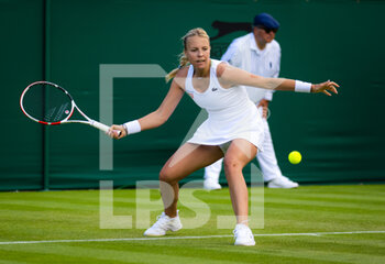 2022-06-27 - Anett Kontaveit of Estonia in action against Bernarda Pera of United States during the first round of the 2022 Wimbledon Championships, Grand Slam tennis tournament on June 27, 2022 at All England Lawn Tennis Club in Wimbledon near London, England - TENNIS - WIMBLEDON 2022 - INTERNATIONALS - TENNIS