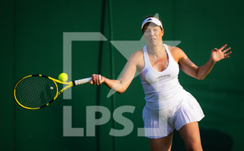 2022-06-27 - Danielle Collins of the United States in action against Marie Bouzkova of the Czech Republic during the first round of the 2022 Wimbledon Championships, Grand Slam tennis tournament on June 27, 2022 at All England Lawn Tennis Club in Wimbledon near London, England - TENNIS - WIMBLEDON 2022 - INTERNATIONALS - TENNIS