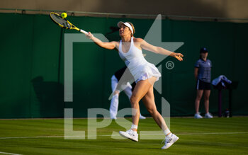 2022-06-27 - Danielle Collins of the United States in action against Marie Bouzkova of the Czech Republic during the first round of the 2022 Wimbledon Championships, Grand Slam tennis tournament on June 27, 2022 at All England Lawn Tennis Club in Wimbledon near London, England - TENNIS - WIMBLEDON 2022 - INTERNATIONALS - TENNIS