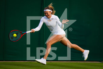 2022-06-27 - Marie Bouzkova of the Czech Republic in action against Danielle Collins of the United States during the first round of the 2022 Wimbledon Championships, Grand Slam tennis tournament on June 27, 2022 at All England Lawn Tennis Club in Wimbledon near London, England - TENNIS - WIMBLEDON 2022 - INTERNATIONALS - TENNIS