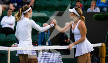2022-06-27 - Marie Bouzkova of the Czech Republic & Danielle Collins of the United States in action during the first round of the 2022 Wimbledon Championships, Grand Slam tennis tournament on June 27, 2022 at All England Lawn Tennis Club in Wimbledon near London, England - TENNIS - WIMBLEDON 2022 - INTERNATIONALS - TENNIS