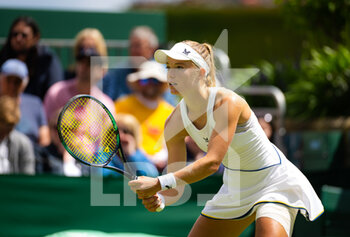 2022-06-28 - Katie Swan of Great Britain in action against Marta Kostyuk of Ukraine during the first round of the 2022 Wimbledon Championships, Grand Slam tennis tournament on June 28, 2022 at All England Lawn Tennis Club in Wimbledon near London, England - TENNIS - WIMBLEDON 2022 - INTERNATIONALS - TENNIS