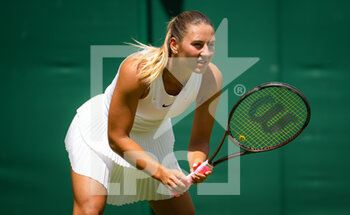 2022-06-28 - Marta Kostyuk of Ukraine in action against Katie Swan of Great Britain during the first round of the 2022 Wimbledon Championships, Grand Slam tennis tournament on June 28, 2022 at All England Lawn Tennis Club in Wimbledon near London, England - TENNIS - WIMBLEDON 2022 - INTERNATIONALS - TENNIS