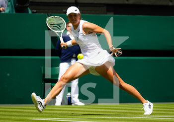 2022-06-28 - Iga Swiatek of Poland in action against Jana Fett of Croatia during the first round of the 2022 Wimbledon Championships, Grand Slam tennis tournament on June 28, 2022 at All England Lawn Tennis Club in Wimbledon near London, England - TENNIS - WIMBLEDON 2022 - INTERNATIONALS - TENNIS