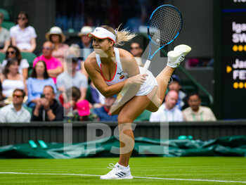 2022-06-28 - Jana Fett of Croatia in action against Iga Swiatek of Poland during the first round of the 2022 Wimbledon Championships, Grand Slam tennis tournament on June 28, 2022 at All England Lawn Tennis Club in Wimbledon near London, England - TENNIS - WIMBLEDON 2022 - INTERNATIONALS - TENNIS