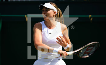 2022-06-28 - Paula Badosa of Spain in action against Louisa Chirico of the United States during the first round of the 2022 Wimbledon Championships, Grand Slam tennis tournament on June 28, 2022 at All England Lawn Tennis Club in Wimbledon near London, England - TENNIS - WIMBLEDON 2022 - INTERNATIONALS - TENNIS