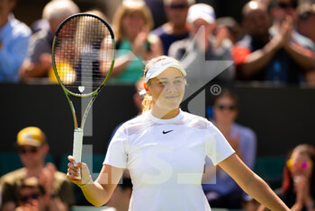 2022-06-28 - Amanda Anisimova of the United States in action against Yue Yuan of China during the first round of the 2022 Wimbledon Championships, Grand Slam tennis tournament on June 28, 2022 at All England Lawn Tennis Club in Wimbledon near London, England - TENNIS - WIMBLEDON 2022 - INTERNATIONALS - TENNIS