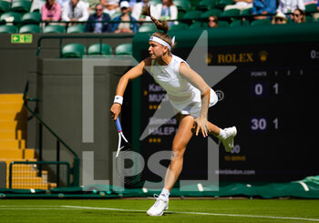 2022-06-28 - Karolina Muchova of the Czech Republic in action against Simona Halep of Romania during the first round of the 2022 Wimbledon Championships, Grand Slam tennis tournament on June 28, 2022 at All England Lawn Tennis Club in Wimbledon near London, England - TENNIS - WIMBLEDON 2022 - INTERNATIONALS - TENNIS