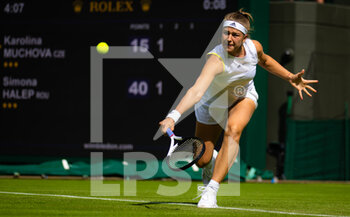 2022-06-28 - Karolina Muchova of the Czech Republic in action against Simona Halep of Romania during the first round of the 2022 Wimbledon Championships, Grand Slam tennis tournament on June 28, 2022 at All England Lawn Tennis Club in Wimbledon near London, England - TENNIS - WIMBLEDON 2022 - INTERNATIONALS - TENNIS