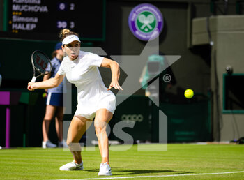 2022-06-28 - Simona Halep of Romania in action against Karolina Muchova of the Czech Republic during the first round of the 2022 Wimbledon Championships, Grand Slam tennis tournament on June 28, 2022 at All England Lawn Tennis Club in Wimbledon near London, England - TENNIS - WIMBLEDON 2022 - INTERNATIONALS - TENNIS