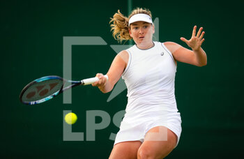 2022-06-28 - Coco Vandeweghe of the United States in action against Elena Rybakina of Kazakhstan during the first round of the 2022 Wimbledon Championships, Grand Slam tennis tournament on June 28, 2022 at All England Lawn Tennis Club in Wimbledon near London, England - TENNIS - WIMBLEDON 2022 - INTERNATIONALS - TENNIS