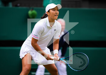 2022-06-28 - Harmony Tan of France in action against Serena Williams of the United States during the first round of the 2022 Wimbledon Championships, Grand Slam tennis tournament on June 28, 2022 at All England Lawn Tennis Club in Wimbledon near London, England - TENNIS - WIMBLEDON 2022 - INTERNATIONALS - TENNIS