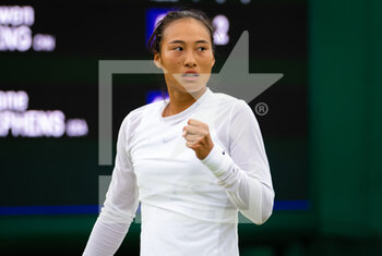 2022-06-28 - Qinwen Zheng of China in action against Sloane Stephens of the United States during the first round of the 2022 Wimbledon Championships, Grand Slam tennis tournament on June 28, 2022 at All England Lawn Tennis Club in Wimbledon near London, England - TENNIS - WIMBLEDON 2022 - INTERNATIONALS - TENNIS
