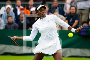 2022-06-28 - Sloane Stephens of the United States in action against Qinwen Zheng of China during the first round of the 2022 Wimbledon Championships, Grand Slam tennis tournament on June 28, 2022 at All England Lawn Tennis Club in Wimbledon near London, England - TENNIS - WIMBLEDON 2022 - INTERNATIONALS - TENNIS