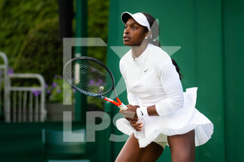 2022-06-28 - Sloane Stephens of the United States in action against Qinwen Zheng of China during the first round of the 2022 Wimbledon Championships, Grand Slam tennis tournament on June 28, 2022 at All England Lawn Tennis Club in Wimbledon near London, England - TENNIS - WIMBLEDON 2022 - INTERNATIONALS - TENNIS