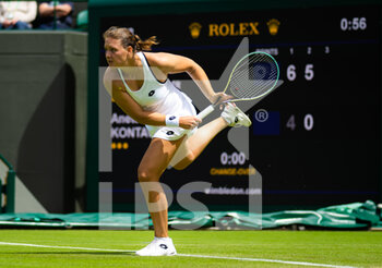2022-06-29 - Jule Niemeier of Germany in action against Anett Kontaveit of Estonia during the second round of the 2022 Wimbledon Championships, Grand Slam tennis tournament on June 29, 2022 at All England Lawn Tennis Club in Wimbledon near London, England - TENNIS - WIMBLEDON 2022 - INTERNATIONALS - TENNIS