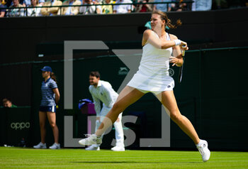 2022-06-29 - Jule Niemeier of Germany in action against Anett Kontaveit of Estonia during the second round of the 2022 Wimbledon Championships, Grand Slam tennis tournament on June 29, 2022 at All England Lawn Tennis Club in Wimbledon near London, England - TENNIS - WIMBLEDON 2022 - INTERNATIONALS - TENNIS