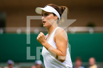 2022-06-29 - Tatjana Maria of Germany in action against Sorana Cirstea of Romania during the second round of the 2022 Wimbledon Championships, Grand Slam tennis tournament on June 29, 2022 at All England Lawn Tennis Club in Wimbledon near London, England - TENNIS - WIMBLEDON 2022 - INTERNATIONALS - TENNIS
