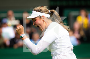 2022-06-29 - Donna Vekic of Croatia in action against Jessica Pegula of the United States during the first round of the 2022 Wimbledon Championships, Grand Slam tennis tournament on June 29, 2022 at All England Lawn Tennis Club in Wimbledon near London, England - TENNIS - WIMBLEDON 2022 - INTERNATIONALS - TENNIS