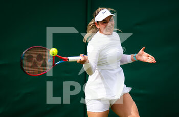 2022-06-29 - Donna Vekic of Croatia in action against Jessica Pegula of the United States during the first round of the 2022 Wimbledon Championships, Grand Slam tennis tournament on June 29, 2022 at All England Lawn Tennis Club in Wimbledon near London, England - TENNIS - WIMBLEDON 2022 - INTERNATIONALS - TENNIS