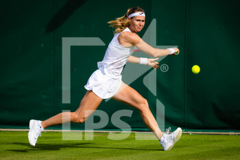 2022-06-29 - Marie Bouzkova of the Czech Republic in action against Ann Li of United States during the second round of the 2022 Wimbledon Championships, Grand Slam tennis tournament on June 29, 2022 at All England Lawn Tennis Club in Wimbledon near London, England - TENNIS - WIMBLEDON 2022 - INTERNATIONALS - TENNIS