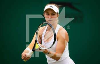 2022-06-30 - Catherine Harrison of the United States in action against Ajla Tomljanovic of Australia during the second round of the 2022 Wimbledon Championships, Grand Slam tennis tournament on June 30, 2022 at All England Lawn Tennis Club in Wimbledon near London, England - TENNIS - WIMBLEDON 2022 - INTERNATIONALS - TENNIS