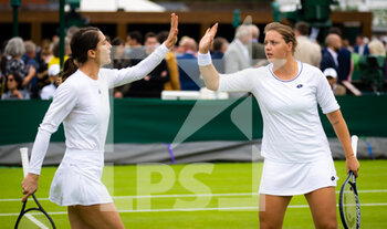 2022-06-30 - Jule Niemeier of Germany & Andrea Petkovic of Germany in action during the first round of doubles at the 2022 Wimbledon Championships, Grand Slam tennis tournament on June 30, 2022 at All England Lawn Tennis Club in Wimbledon near London, England - TENNIS - WIMBLEDON 2022 - INTERNATIONALS - TENNIS