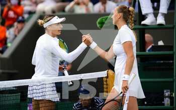 2022-06-30 - Ana Bogdan of Romania & Petra Kvitova of the Czech Republic in action during the second round of the 2022 Wimbledon Championships, Grand Slam tennis tournament on June 30, 2022 at All England Lawn Tennis Club in Wimbledon near London, England - TENNIS - WIMBLEDON 2022 - INTERNATIONALS - TENNIS