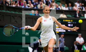 2022-06-30 - Karolina Pliskova of the Czech Republic in action against Katie Boulter of Great Britain during the second round of the 2022 Wimbledon Championships, Grand Slam tennis tournament on June 30, 2022 at All England Lawn Tennis Club in Wimbledon near London, England - TENNIS - WIMBLEDON 2022 - INTERNATIONALS - TENNIS