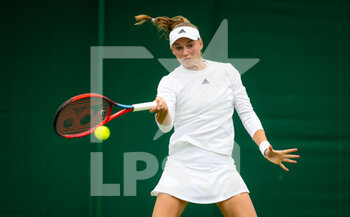 2022-06-30 - Elena Rybakina of Kazakhstan in action against Bianca Andreescu of Canada during the second round of the 2022 Wimbledon Championships, Grand Slam tennis tournament on June 30, 2022 at All England Lawn Tennis Club in Wimbledon near London, England - TENNIS - WIMBLEDON 2022 - INTERNATIONALS - TENNIS