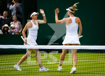 2022-06-30 - Giuliana Olmos of Mexico & Gabriela Dabrowski of Canada in action during the first round of doubles at the 2022 Wimbledon Championships, Grand Slam tennis tournament on June 30, 2022 at All England Lawn Tennis Club in Wimbledon near London, England - TENNIS - WIMBLEDON 2022 - INTERNATIONALS - TENNIS