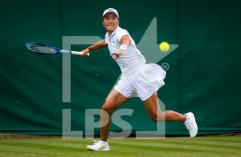 2022-06-30 - Harmony Tan of France in action against Sara Sorribes of Spain during the second round of the 2022 Wimbledon Championships, Grand Slam tennis tournament on June 30, 2022 at All England Lawn Tennis Club in Wimbledon near London, England - TENNIS - WIMBLEDON 2022 - INTERNATIONALS - TENNIS