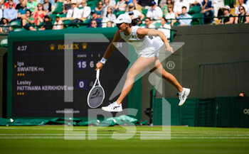 2022-06-30 - Iga Swiatek of Poland in action against Lesley Pattinama Kerkhove of the Netherlands during the second round of the 2022 Wimbledon Championships, Grand Slam tennis tournament on June 30, 2022 at All England Lawn Tennis Club in Wimbledon near London, England - TENNIS - WIMBLEDON 2022 - INTERNATIONALS - TENNIS