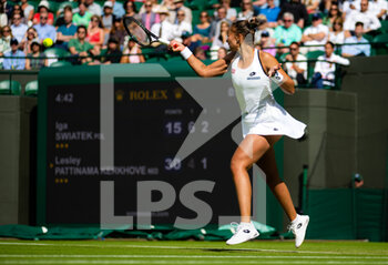 2022-06-30 - Lesley Pattinama Kerkhove of the Netherlands in action against Iga Swiatek of Poland during the second round of the 2022 Wimbledon Championships, Grand Slam tennis tournament on June 30, 2022 at All England Lawn Tennis Club in Wimbledon near London, England - TENNIS - WIMBLEDON 2022 - INTERNATIONALS - TENNIS