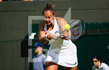 2022-06-30 - Lesley Pattinama Kerkhove of the Netherlands in action against Iga Swiatek of Poland during the second round of the 2022 Wimbledon Championships, Grand Slam tennis tournament on June 30, 2022 at All England Lawn Tennis Club in Wimbledon near London, England - TENNIS - WIMBLEDON 2022 - INTERNATIONALS - TENNIS