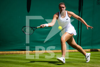 2022-07-01 - Jule Niemeier of Germany in action against Lesia Tsurenko of Ukraine during the third round of the 2022 Wimbledon Championships, Grand Slam tennis tournament on July 1, 2022 at All England Lawn Tennis Club in Wimbledon near London, England - TENNIS - WIMBLEDON 2022 - INTERNATIONALS - TENNIS